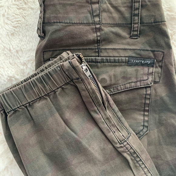 SANCTUARY Peace Trooper Camo jogger pants with side zipper at the hem. Size 25 - Picture 9 of 14